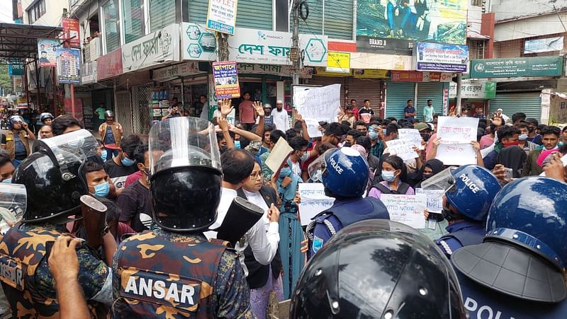 নরসিংদীর শিক্ষার্থীদের বিক্ষোভ মিছিলে বাধা দেয় পুলিশ। বুধবার বেলা একটার দিকে শহরের উপজেলা মোড় এলাকায়